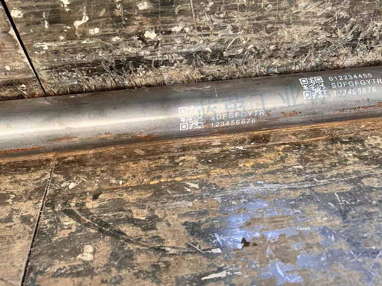 在線式自動UV噴碼機在鋼管上噴白色二維碼信息 案例