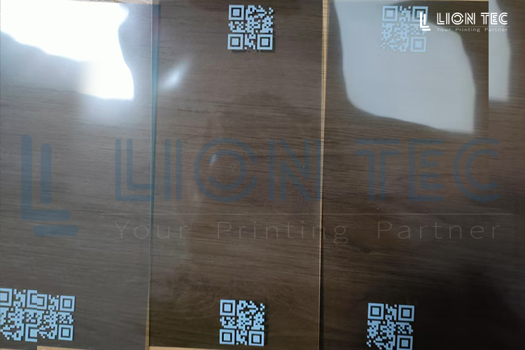 UV噴碼機在偏光片上噴印白墨二維碼