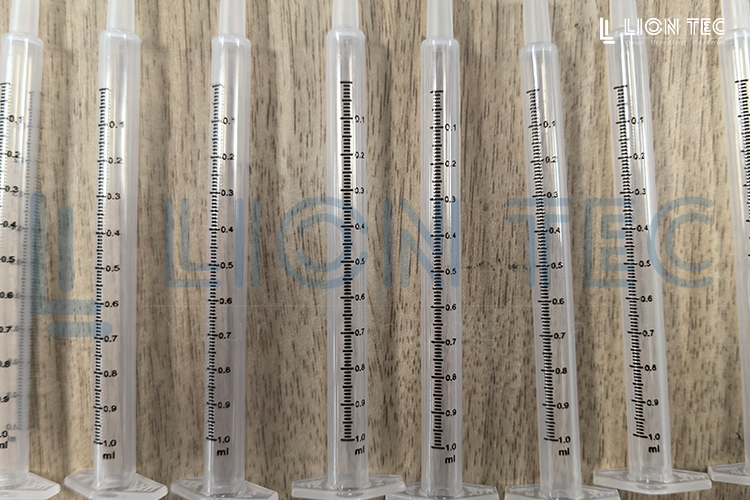 UV噴碼機(jī)在醫(yī)療行業(yè)針筒上噴印精細(xì)刻度線